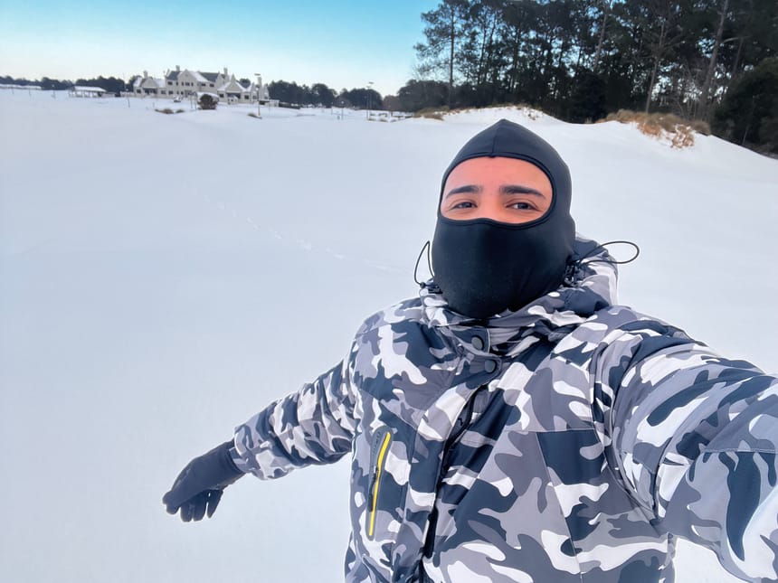 Selfie en la nieve con chaqueta de camuflaje y pasamontañas