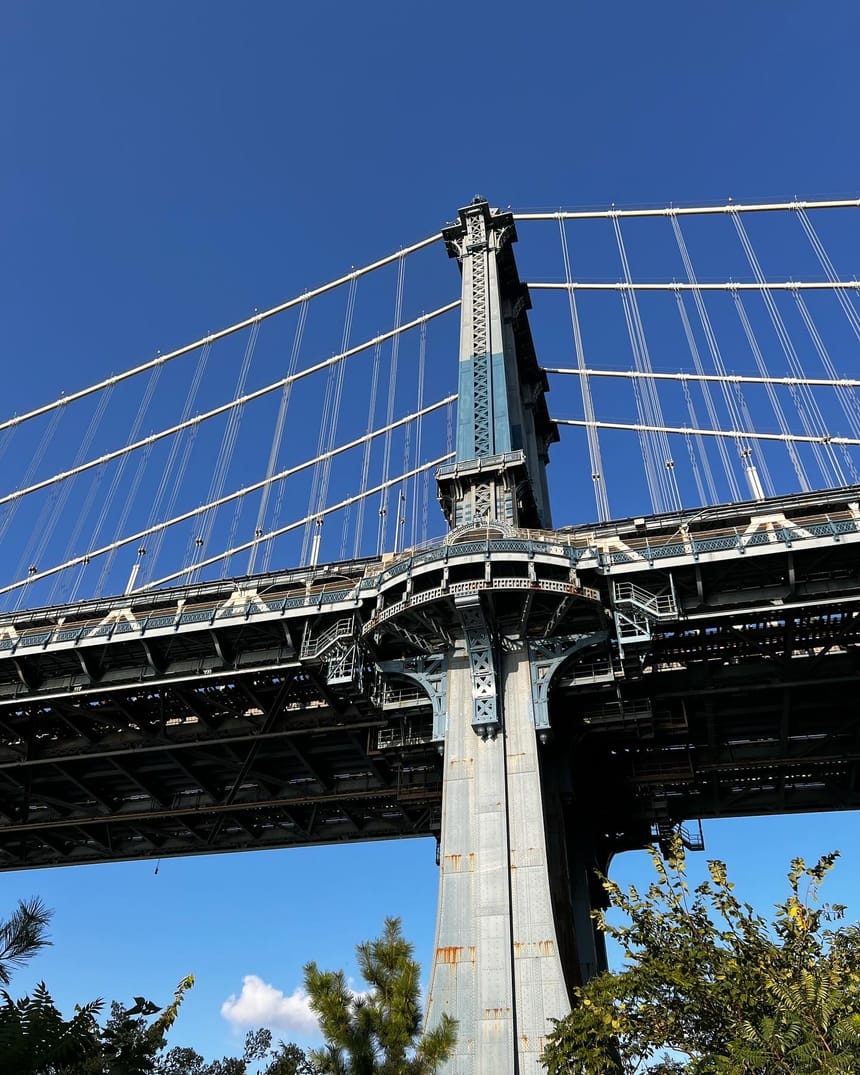 Torre de un puente vista desde abajo contra el cielo azul